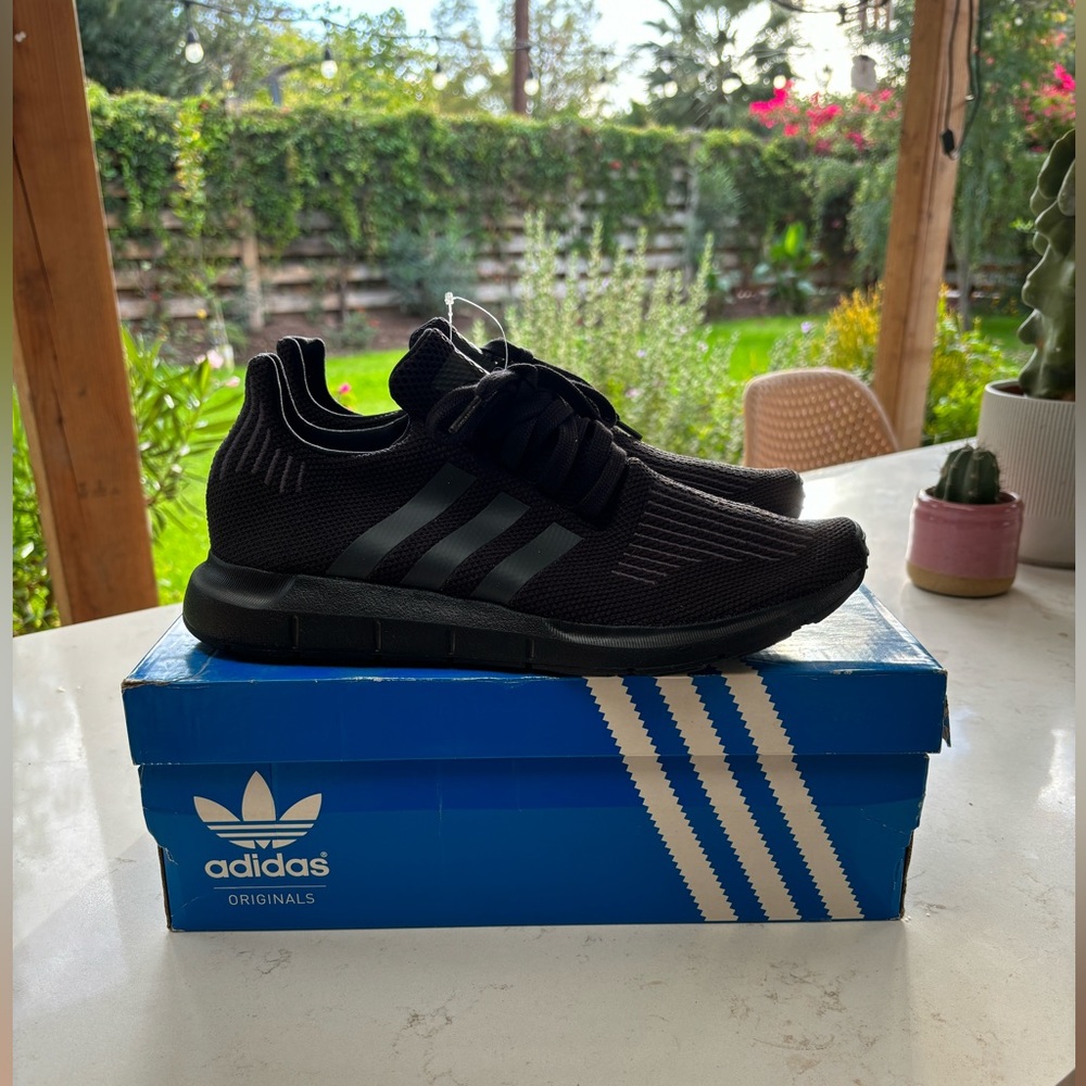 ADIDAS - SWIFT RUN. BRAND NEW